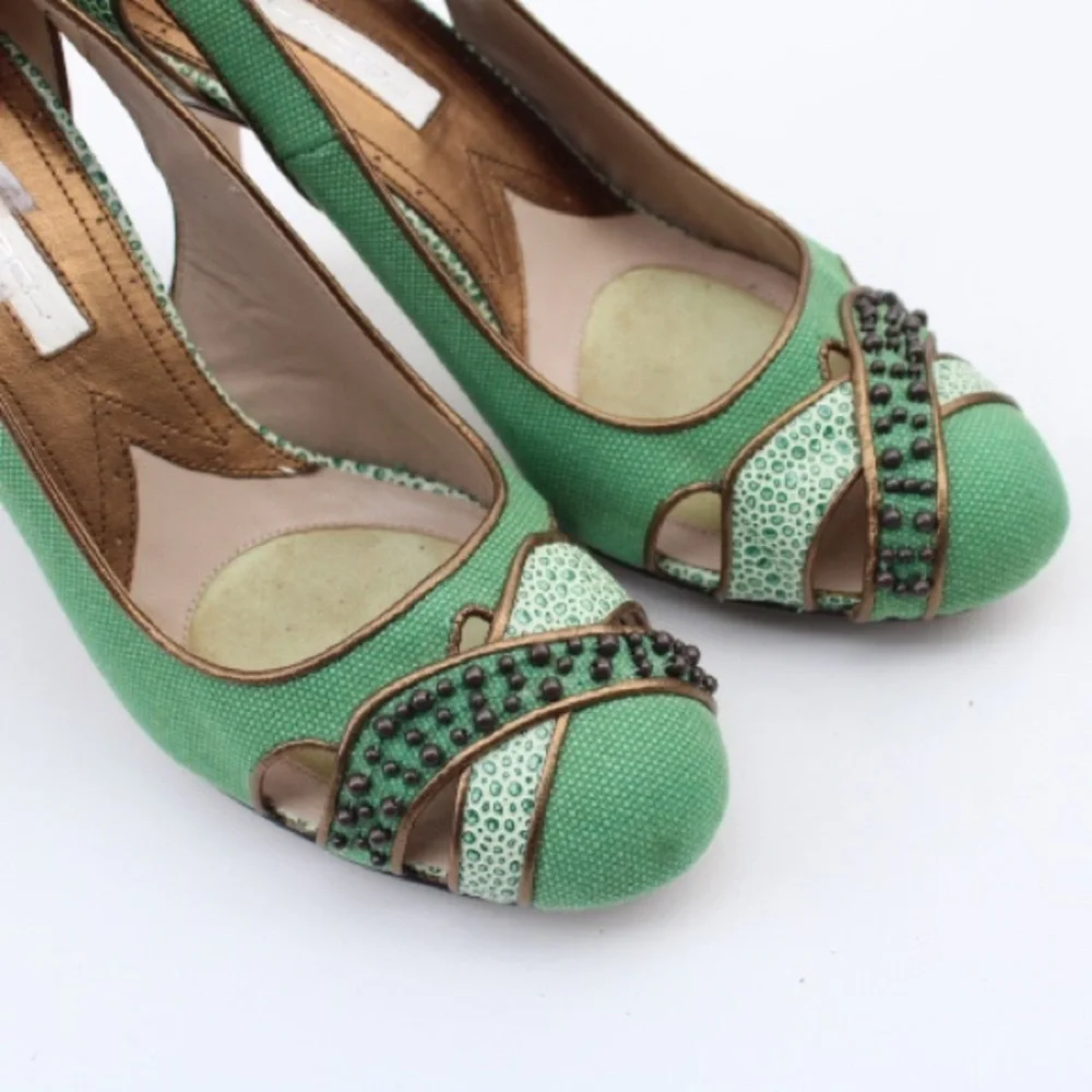 C. Label green with envy pumps